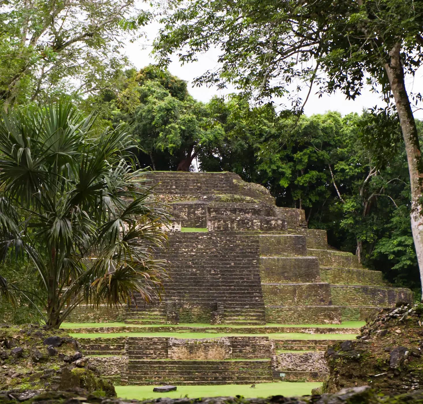 belize lamanai temple 01