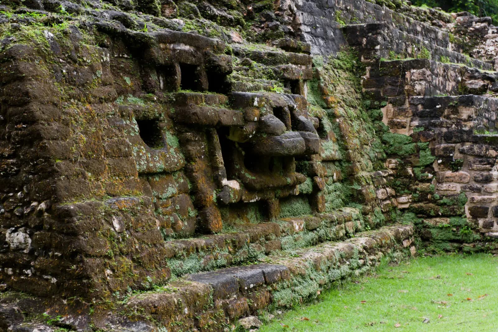 Belize lamanai temple