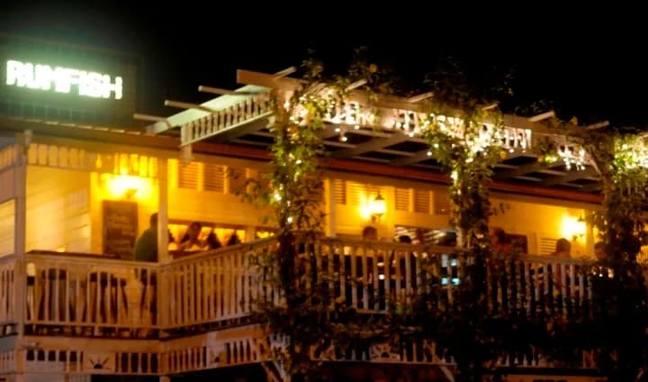 Belize travel scene featuring Rumfish y Vino
